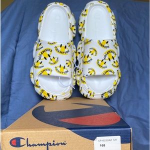 New in box Champion Meloso squishy size:12mens smiley face white/yellow